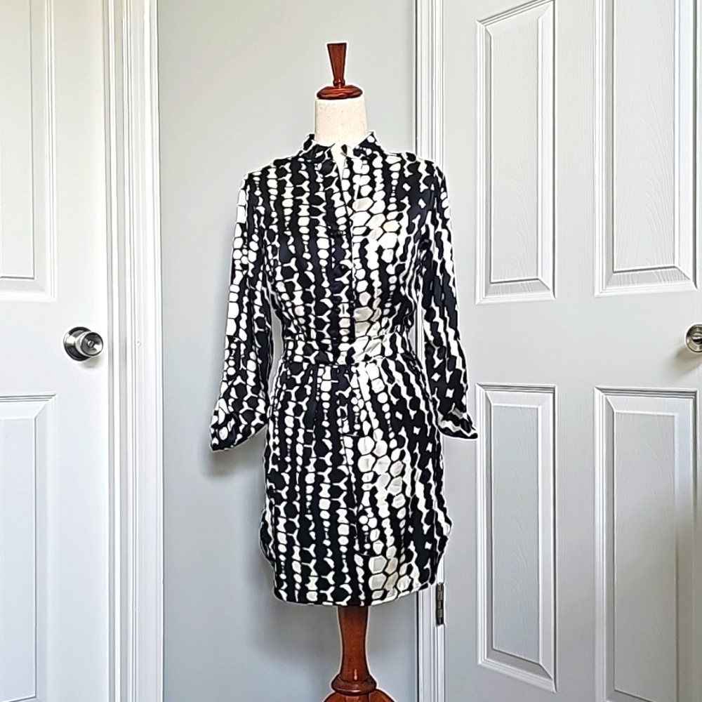 Venus Silk-like Dress Side Pockets and Zip 3/4 Sleeve Size 4 Work Career